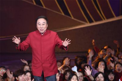 ​春晚葛优小品中，除了潘长江，这个女孩火了，人称春晚第一手速！