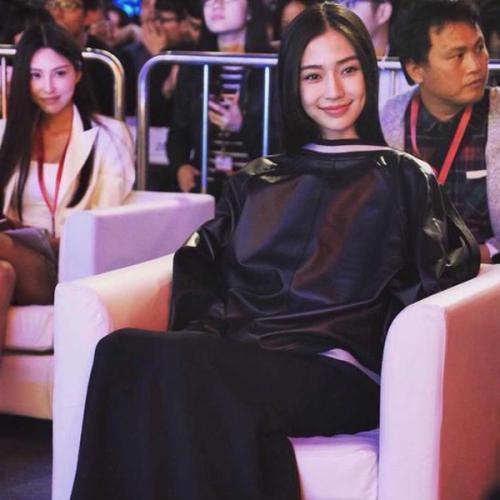 为了防止走光，女星妙招百出，刘亦菲用坐垫挡腿，白百何这招绝了