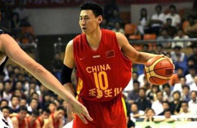 ​中国小姚明横空出世，16岁身高2米1，老爸也是男篮国手