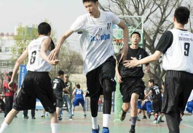 中国小姚明横空出世，16岁身高2米1，老爸也是男篮国手