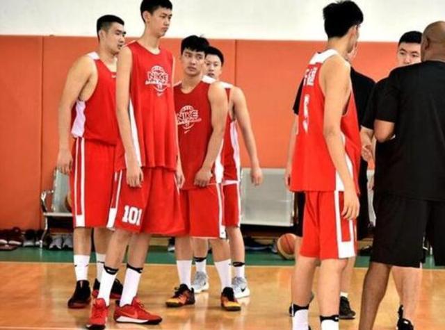 中国小姚明横空出世，16岁身高2米1，老爸也是男篮国手