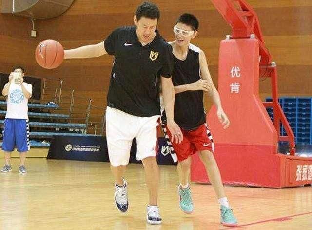 中国小姚明横空出世，16岁身高2米1，老爸也是男篮国手