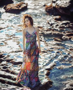 ​她两次饰演郑爽的闺蜜，被曝靠傲人身材上位，性感时尚衣品绝佳！