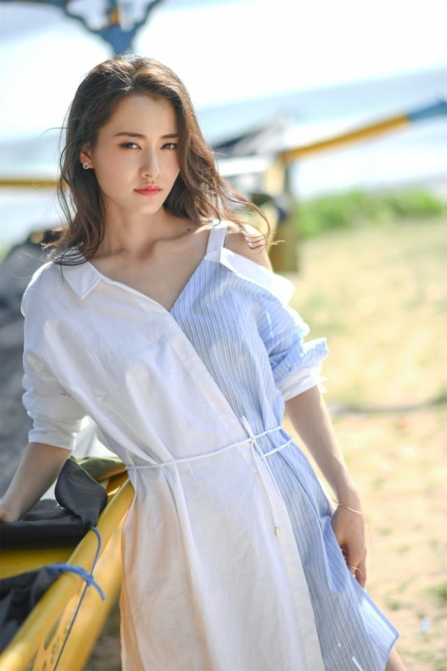 她两次饰演郑爽的闺蜜，被曝靠傲人身材上位，性感时尚衣品绝佳！