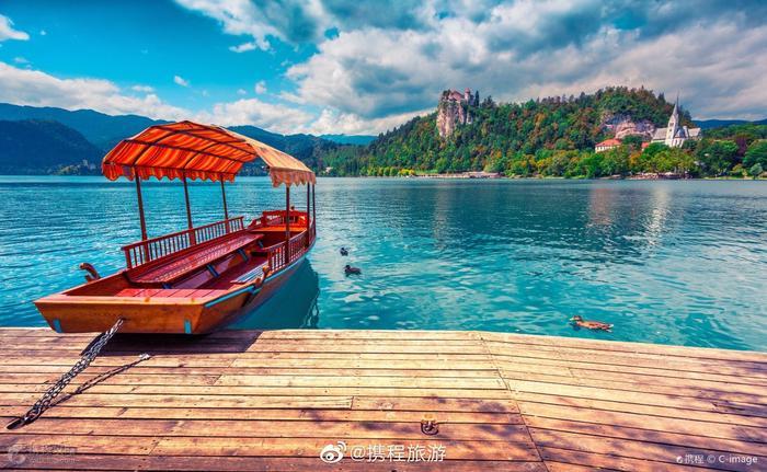 布莱德湖（Lake Bled）是斯洛文尼亚西北部阿尔卑斯山南麓的一个冰川