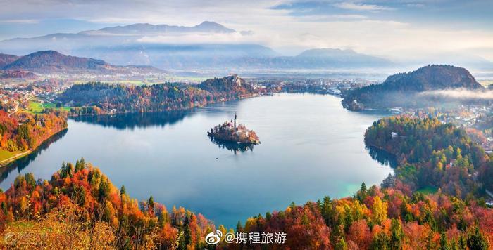 布莱德湖（Lake Bled）是斯洛文尼亚西北部阿尔卑斯山南麓的一个冰川