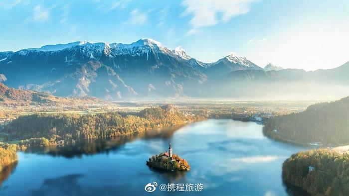 布莱德湖（Lake Bled）是斯洛文尼亚西北部阿尔卑斯山南麓的一个冰川