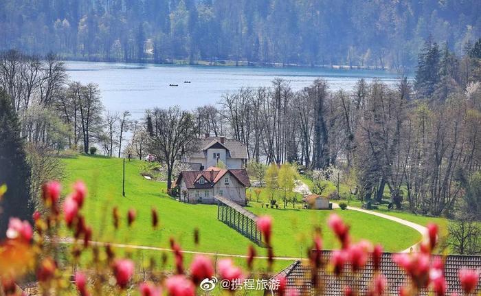 布莱德湖（Lake Bled）是斯洛文尼亚西北部阿尔卑斯山南麓的一个冰川