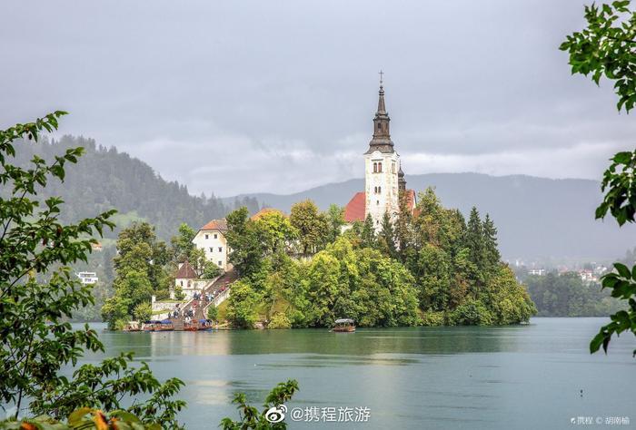 布莱德湖（Lake Bled）是斯洛文尼亚西北部阿尔卑斯山南麓的一个冰川
