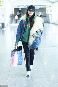 ​新晋“美妆达人”林允有颜任性 素颜现身机场皮肤白皙透亮