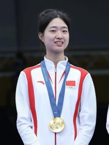 ​奥运首金得主黄雨婷家门前“幸运石”被人凿走一块？村干部回应