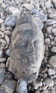 ​钓鱼人在河道发现佛头 龙门石窟研究院：是否属于文物待专家鉴定