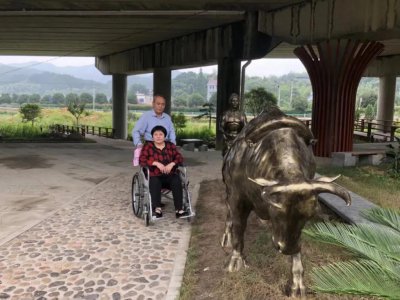 ​老人被控抢夺警车方向盘，同车妻子拿出8小时录音申诉