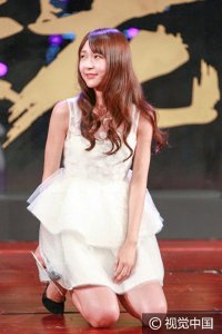 ​为剧拼了！SNH48下狠手锅砸男主角，张语格穿裙子跪地卖萌