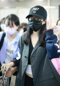 ​赵丽颖机场饭拍路透图