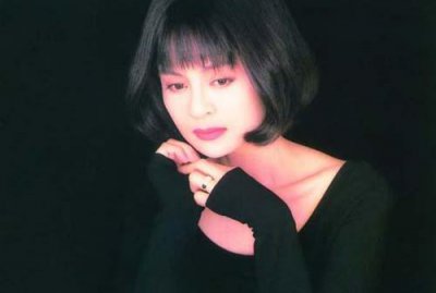 ​48岁甜歌皇后高胜美，现身走穴捞金，脸部僵硬如蜡像，疑似整容！