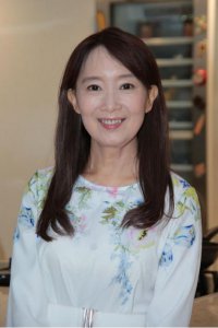 ​知名香港女歌手发文悼念安倍，称是多年好友，对方曾做过自己伴郎