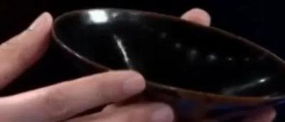 ​男子拿一“破碗”鉴宝，观众嘲笑，专家倒入一杯水后都不笑了！