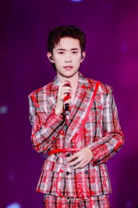 ​易烊千玺新歌全球首唱《I Adore You》，歌词意境太美了