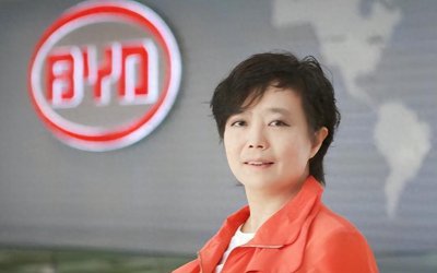 ​王传福主内，夫人负责海外，最强夫妻档，同飞巴西为老外迪粉交车