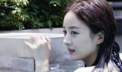 ​当红女星穿上泳装，赵丽颖惊艳，热巴美颜暴击，关晓彤身材深藏不露