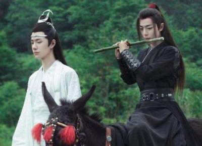 ​《陈情令》演唱会，肖战王一博情侣装造型现身，两人相视一笑