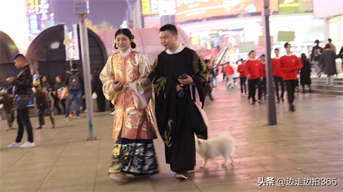 黄兴路步行街，一条很能体现长沙夜生活的街区，游客的必来之地