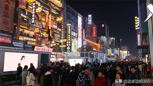 黄兴路步行街，一条很能体现长沙夜生活的街区，游客的必来之地