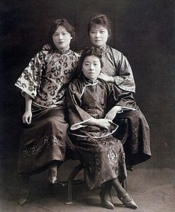 ​宋氏三姐妹：两人不育，仅宋霭龄生了孩子，但孙辈只有一个
