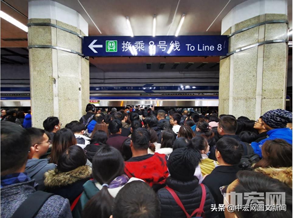 北京地铁2号线故障 早高峰上演“人从众”
