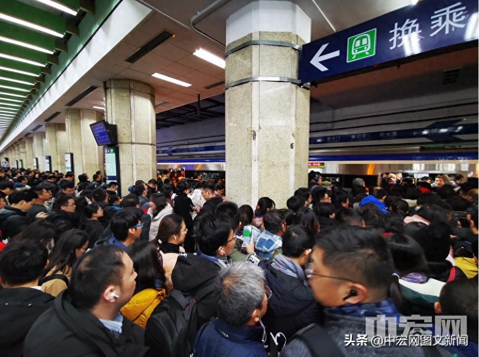 北京地铁2号线故障 早高峰上演“人从众”