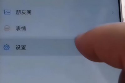 ​在其他手机上登录自己的微信，退出时要尽快清理，否则会泄露隐私