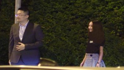 ​姚笛近况曝光，与富商未婚夫现身某餐厅，与亲友热情寒暄大秀恩爱