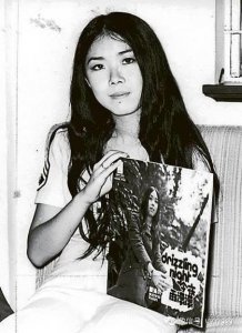 ​她当年是一线歌手，误嫁渣男离婚后隐退，年过五十承认出柜女富豪