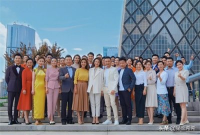 ​央视主持人月亮姐姐公开个人生活，神秘富豪老公意外出镜