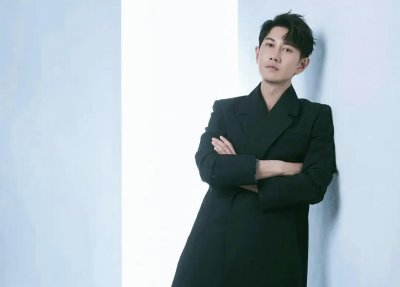 ​何明翰：有颜值有演技还被大佬提携，无奈不火还被耽误成大龄剩男