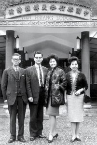 ​65年，连方瑀和丈夫连战、公公连震东，母亲汪积贤，一张罕见影片
