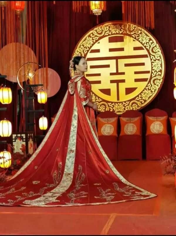 办一场中式婚礼大概多少钱-（中式婚礼需要多少钱）