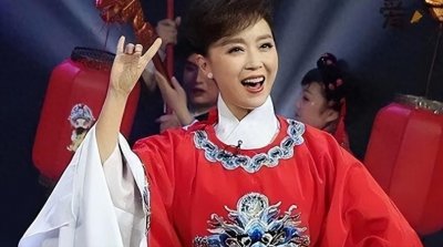 ​庞晓戈与第一任老公离婚，如今退出梨园春，把所有青春留在了舞台