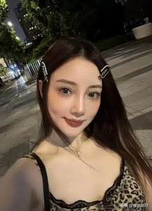 ​43岁李小璐彻底“放飞”！和小鲜肉依偎在一起，穿搭时髦一脸娇媚