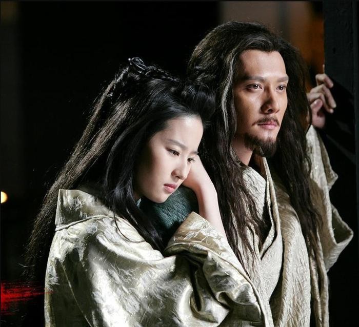 吕雉倾心项羽，项羽却不睡吕雉爱虞美人，虞美人自刎因被刘邦糟蹋