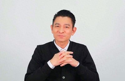 ​刘德华手抄佛经为受水灾人群祈福，字迹遒劲整齐，不愧为天王