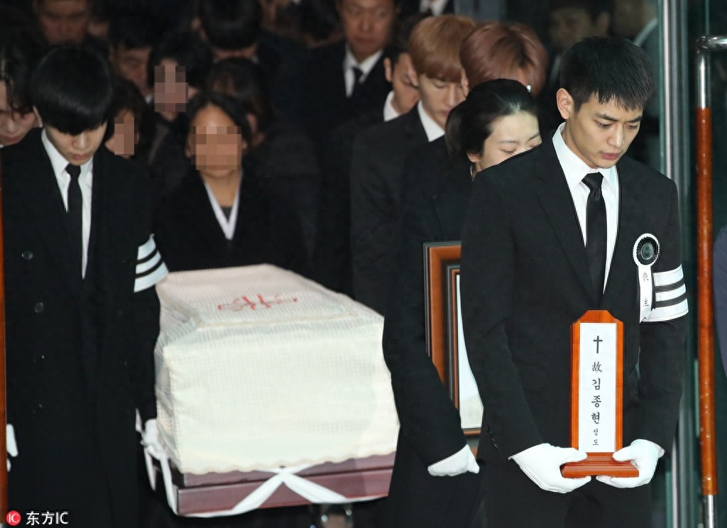 SHINee成员金钟铉出殡，队友捧牌位Super Junior抬棺送别最后一程