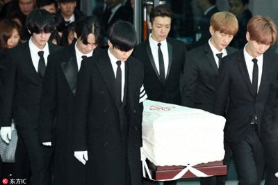 ​SHINee成员金钟铉出殡，队友捧牌位Super Junior抬棺送别最后一程
