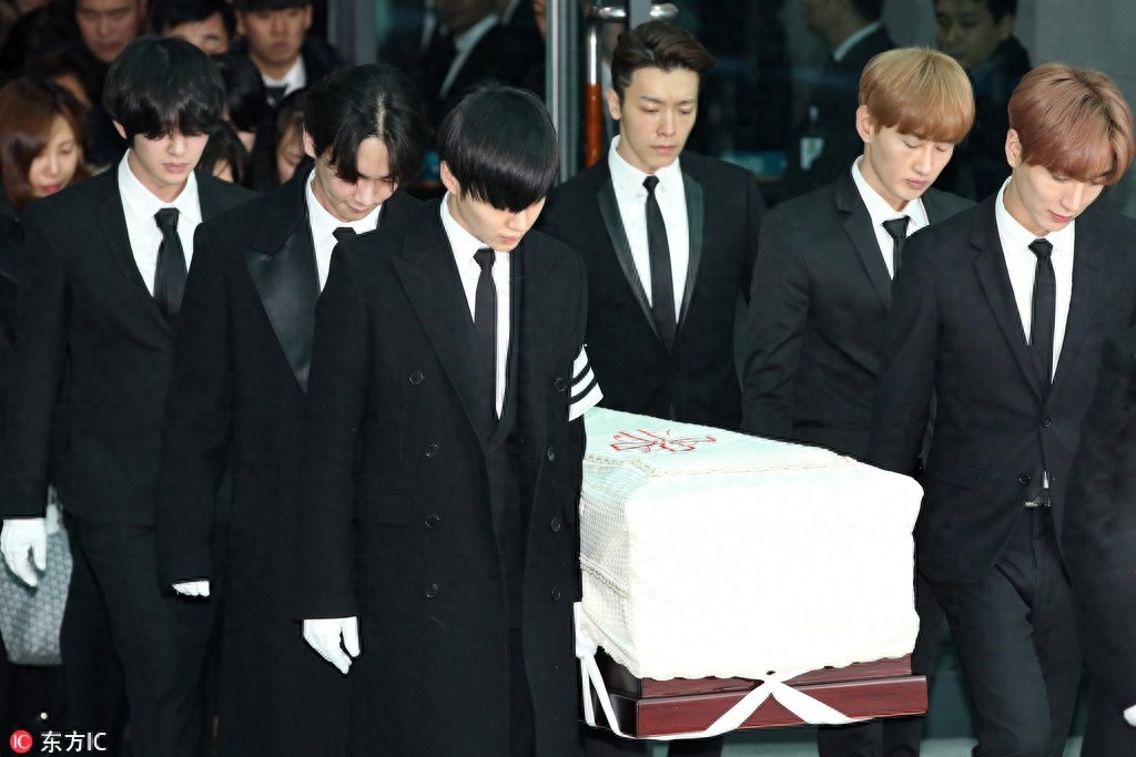 SHINee成员金钟铉出殡，队友捧牌位Super Junior抬棺送别最后一程