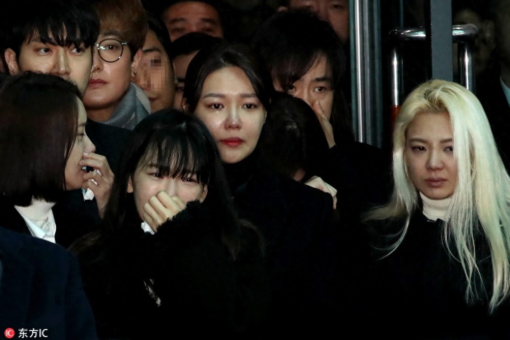 SHINee成员金钟铉出殡，队友捧牌位Super Junior抬棺送别最后一程