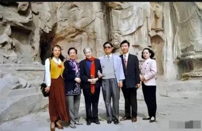 ​1995年，王光美晚年，在洛阳龙门石窟，一张珍贵合影，仍气质优雅