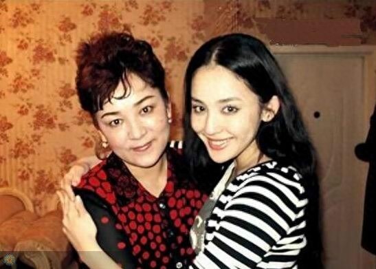 女星们的妈妈一个比一美，连郑爽都开始晒美妈了