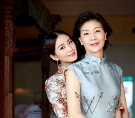 女星们的妈妈一个比一美，连郑爽都开始晒美妈了