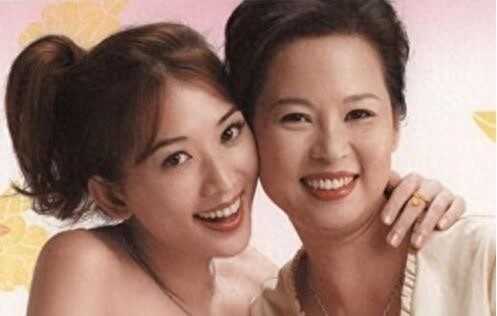女星们的妈妈一个比一美，连郑爽都开始晒美妈了